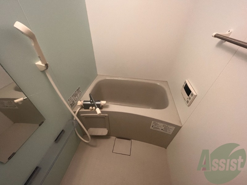 バス・シャワールーム　浴室は追い炊き機能、浴室乾燥機付きです。