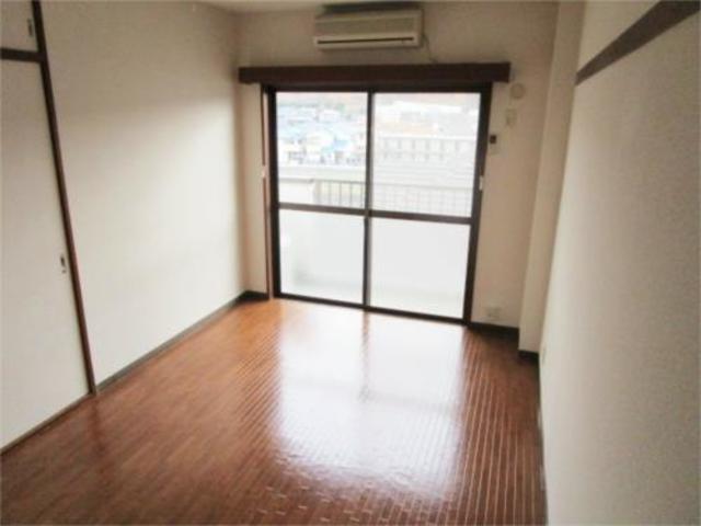 その他　落ち着いた色合いのお部屋