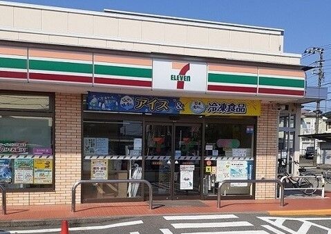 コンビニ　セブンイレブン鎌倉津西店（コンビニ）まで102m