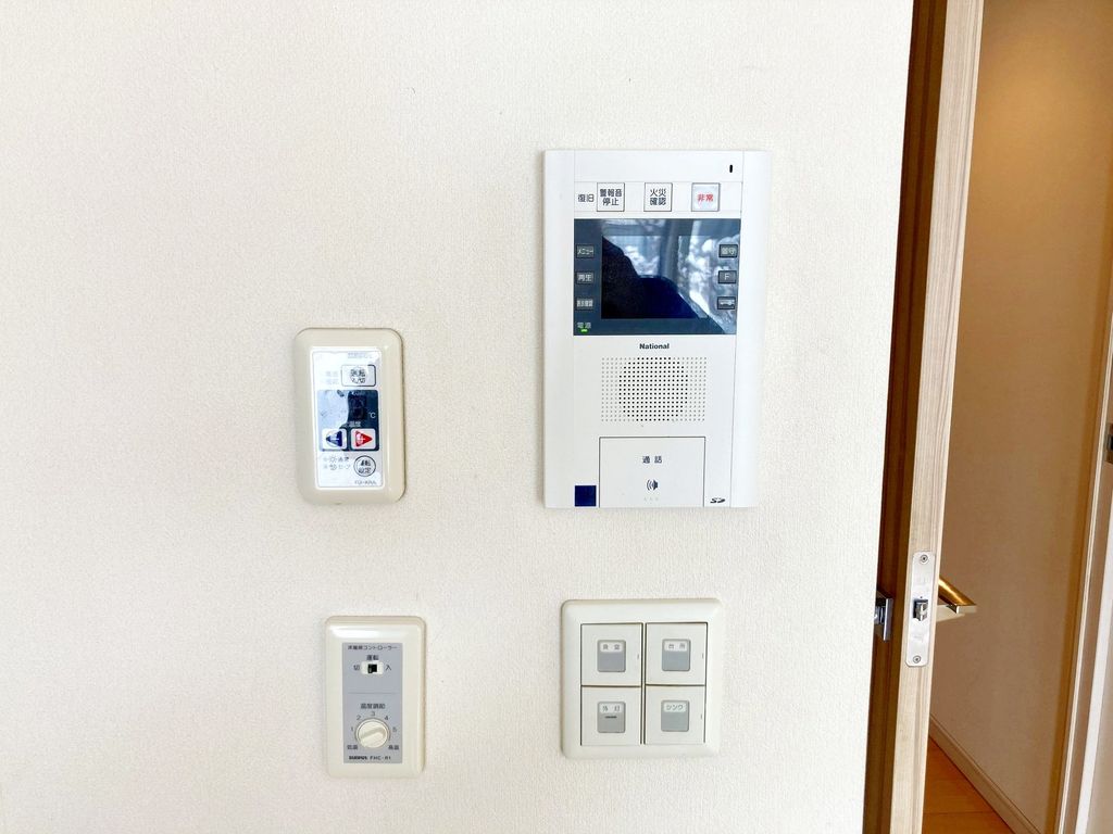 その他設備　カメラ付きインターホン・床暖パネル