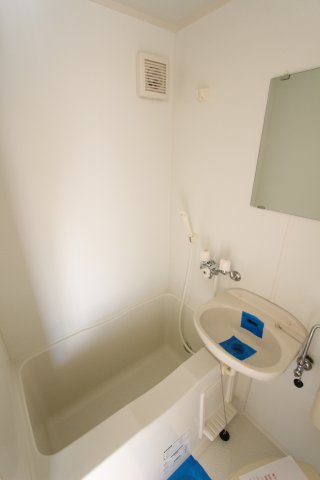 バス・シャワールーム　同アパートの参考写真です。