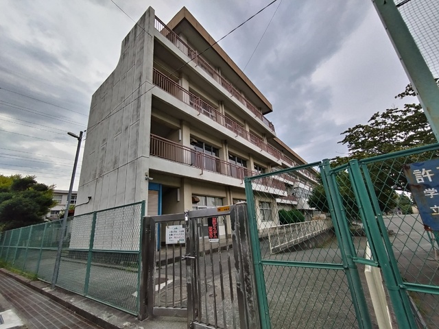 小学校　秦野市立西小学校（小学校）まで950m