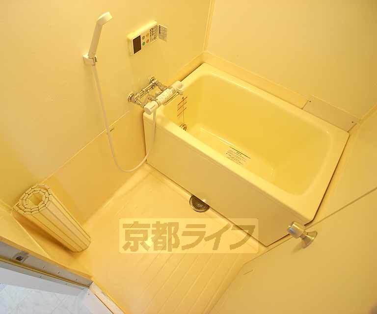 バス・シャワールーム　水栓を入れ替えております。