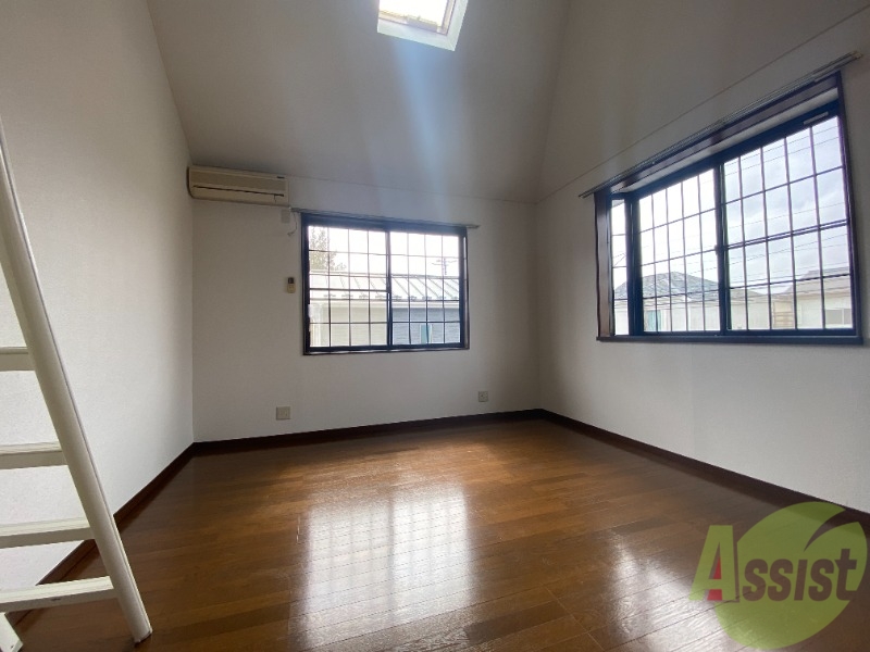 居室・リビング　こちらはリビングです。明るくていいですね。