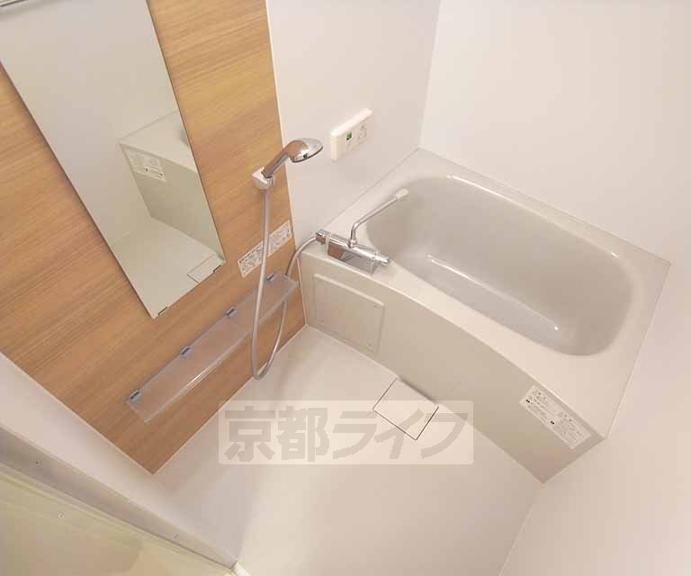 バス・シャワールーム　広々バスルームです。