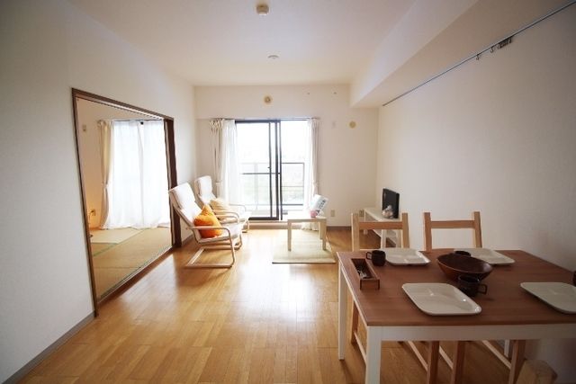 居室・リビング　※別部屋参考写真です