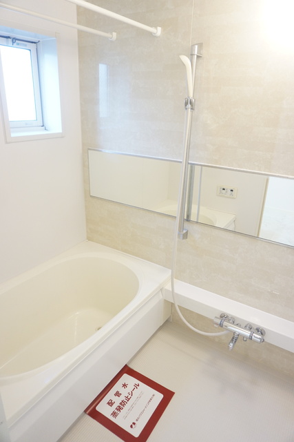 バス・シャワールーム　窓がある浴室は、追焚と浴室乾燥機付き☆※同タイプ参考写真