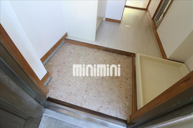 玄関　下駄箱を置けるスペースのある玄関です。