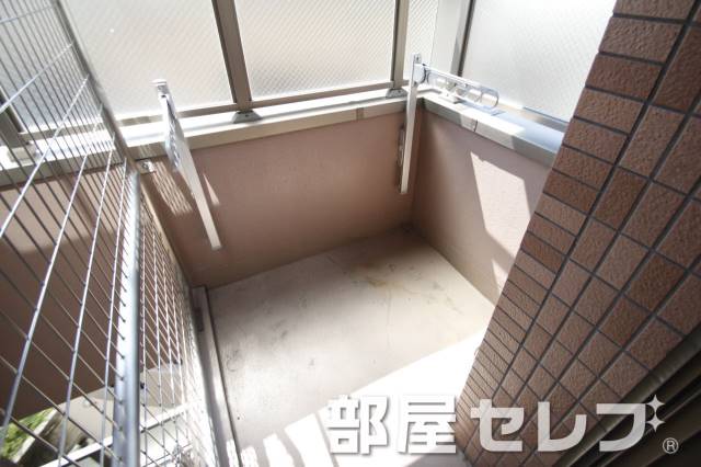 バルコニー　物干し竿掛けれます。
