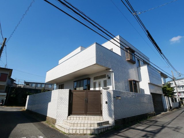 建物外観　南側、東側のが道路となっています。南側道路で日当たり良好。