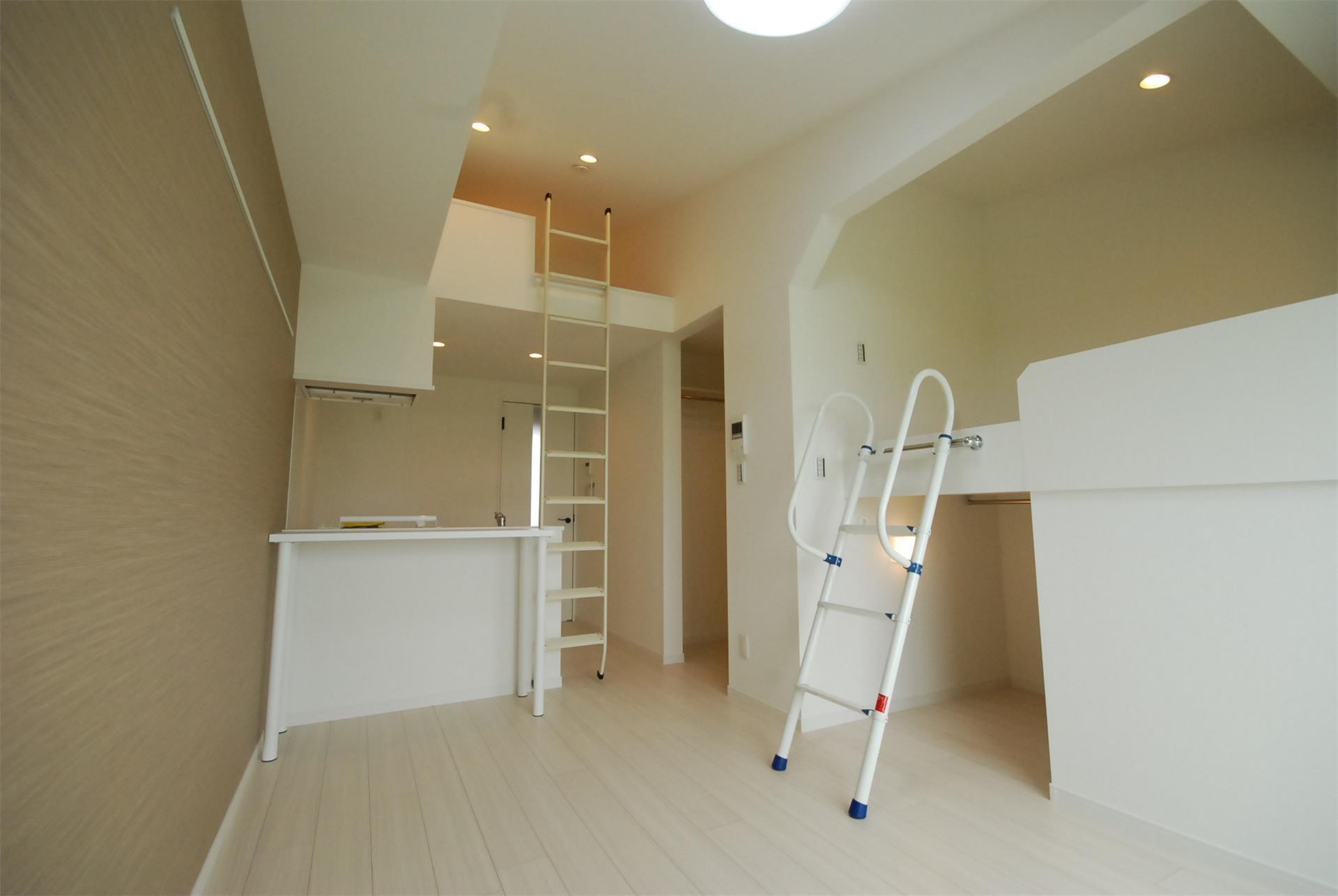 居室・リビング　ロフトがある空間、収納力が高い。写真は新築当時のものです。