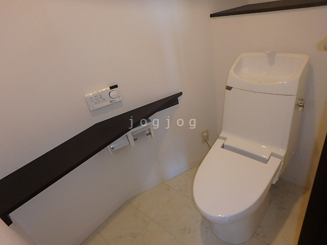 トイレ　温水洗浄器付き便座