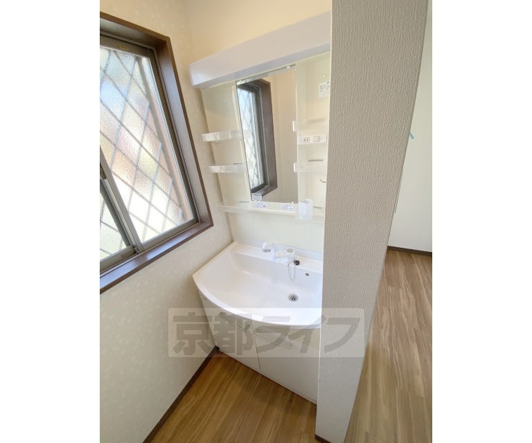 洗面設備　独立シャワー洗面台です。