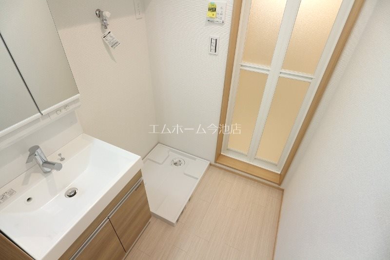 洗面設備　脱衣所　独立洗面台（シャンプードレッサー付き）