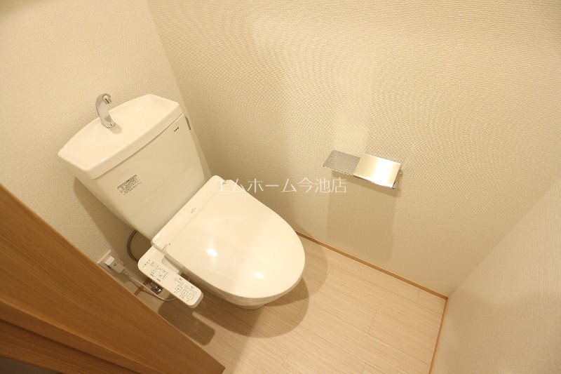 トイレ　温水洗浄便座付トイレ