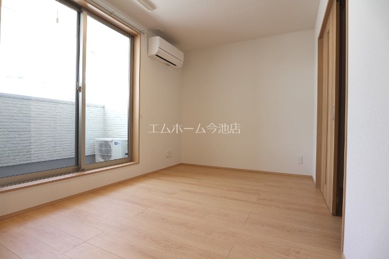 バルコニー　LDK8.4帖　エアコン完備　バルコニーに面しています