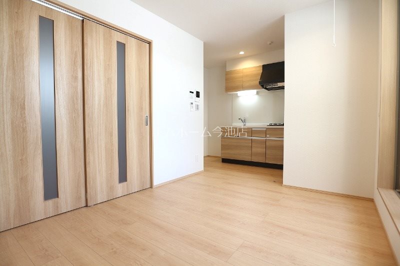 居室・リビング　リビング8.4帖　エアコン完備　バルコニーに面しています