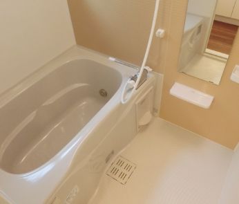 バス・シャワールーム　コンパクトで使いやすいお風呂です