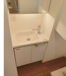 洗面設備　独立洗面台、小物を置くことができて便利です