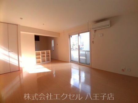 居室・リビング　エアコン完備の明るい室内です。