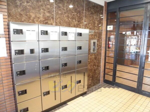 エントランス　留守中も荷物が受け取れて便利な宅配ＢＯＸ完備しています♪