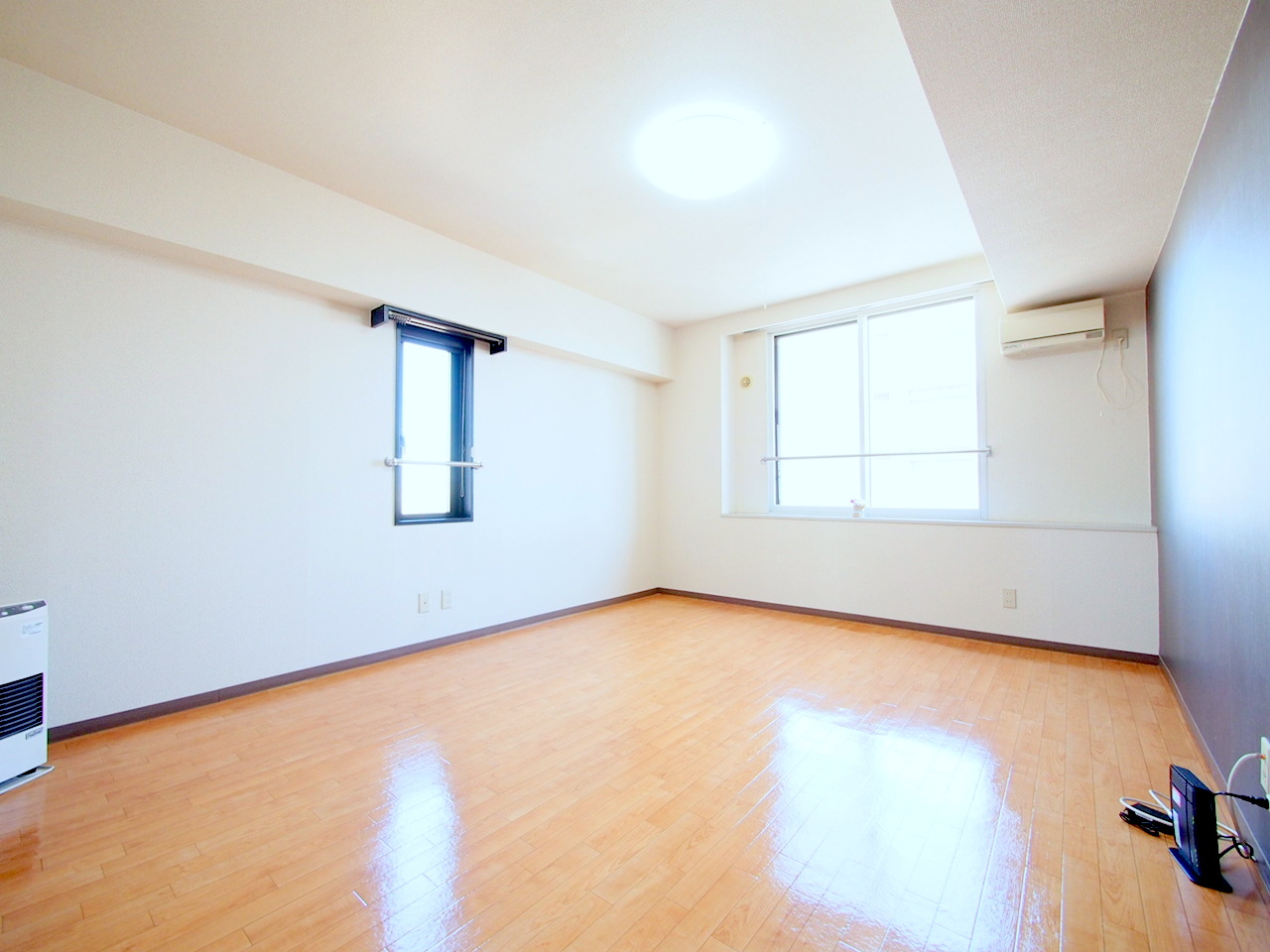 居室・リビング　窓が多く明るいお部屋です♪