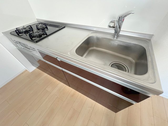 キッチン　落ち着いた色合いのキッチン。使い勝手も良いです。