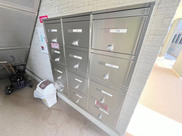 ロビー　ロビーにある各部屋毎のメールボックス。