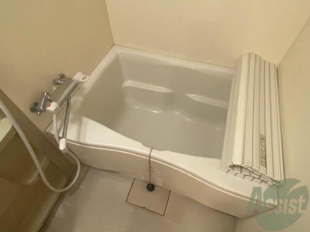 バス・シャワールーム　白を基調とした清潔館のある浴室です。湯船にも浸かれます。