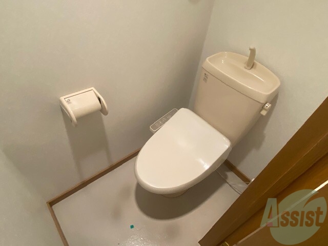 トイレ　ウォシュレット機能付き便座ですので、快適になりますよね。