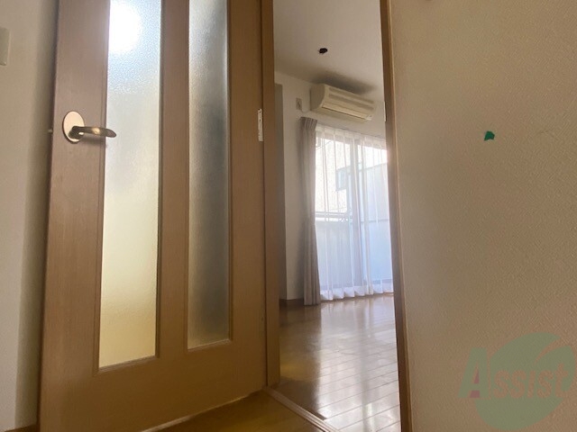 玄関　こちらは玄関になります。段差が低いので、行き来が楽ですね。