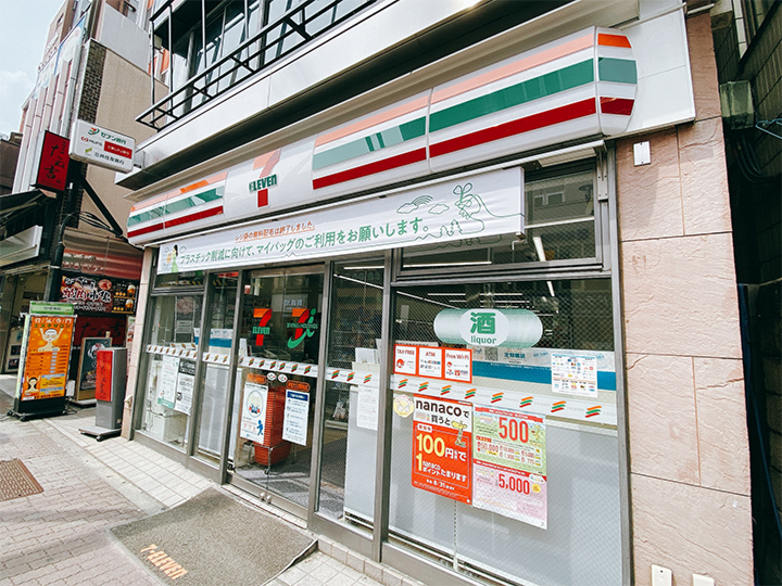 コンビニ　セブンイレブン 新宿大久保駅前店（コンビニ）まで151m