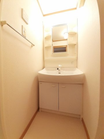 洗面設備　明るい洗面所です