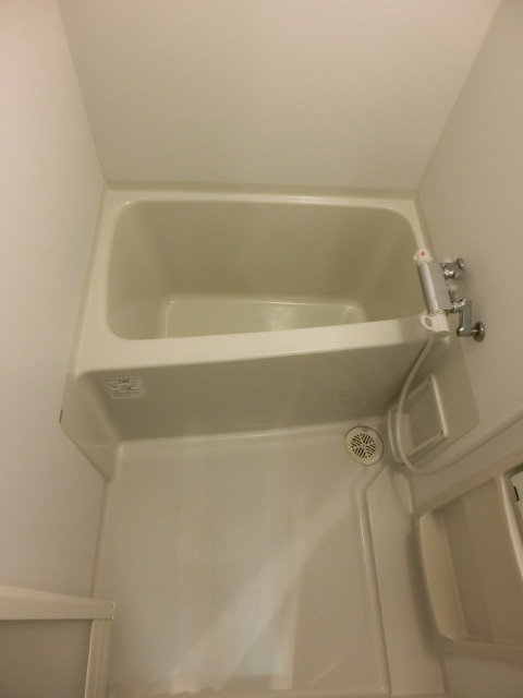 バス・シャワールーム　清潔感のあるお風呂で１日の疲れを癒しましょう。