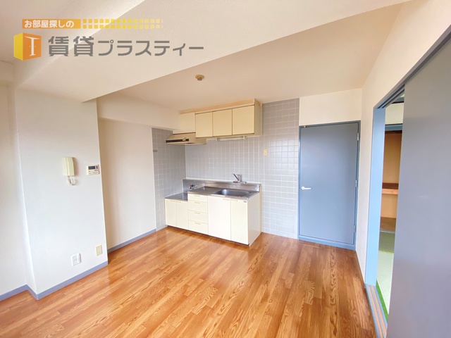 居室・リビング　※反転タイプのお部屋となります。