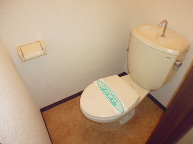 トイレ　違う部屋の写真です。