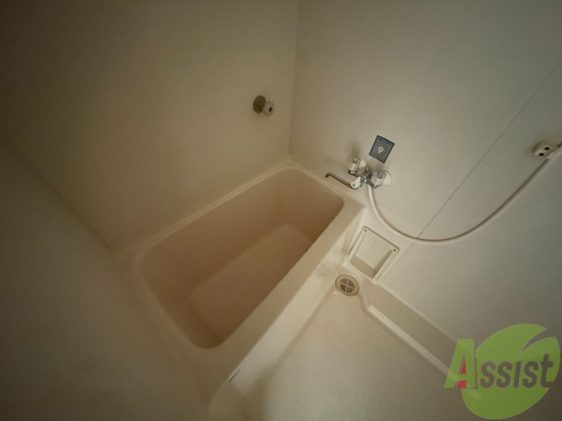 バス・シャワールーム　白くきれいな浴室です、シンプルで使い易い作りになっています。