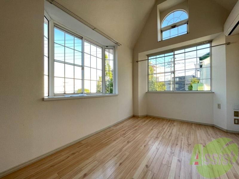 居室・リビング　角部屋で出窓もあるのでとても明るいお部屋となっています。