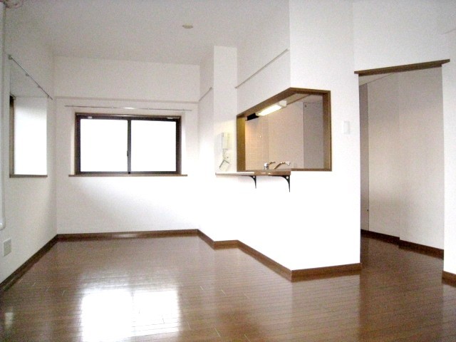 居室・リビング　二面採光で明るいＬＤＫ１３帖