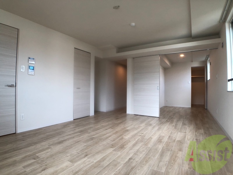 居室・リビング　リビングです。白を基調としていてお部屋全体が明るいですね！