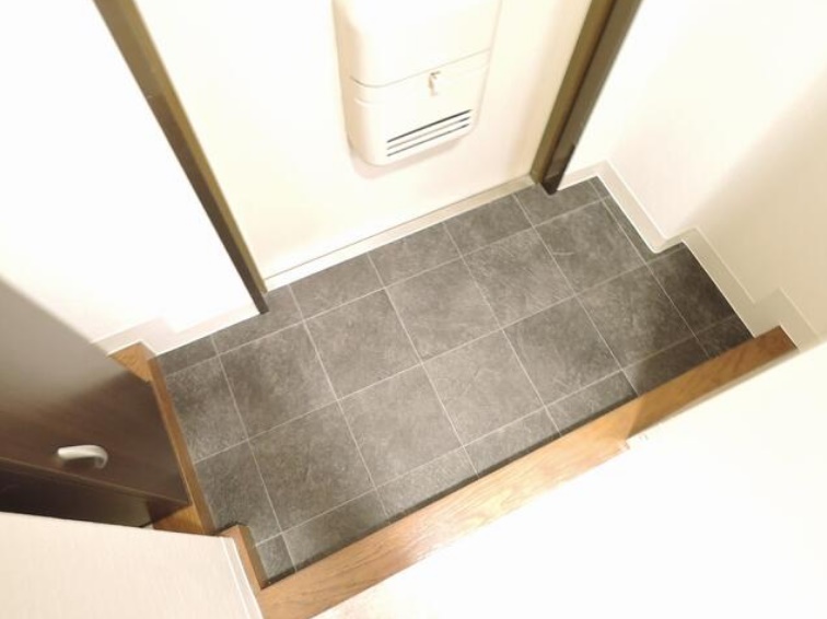 玄関　※同建物の別のお部屋の写真です。