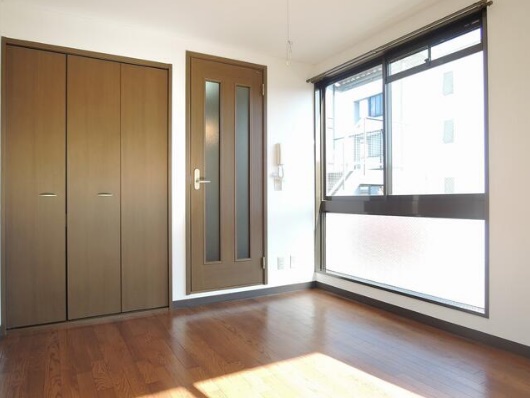 収納　※同建物の別のお部屋の写真です。