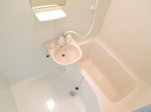 バス・シャワールーム　※同建物の別のお部屋の写真です。