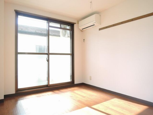 居室・リビング　※同建物の別のお部屋の写真です。