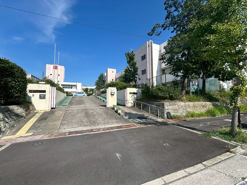 小学校　大阪狭山市立南第二小学校（小学校）まで515m
