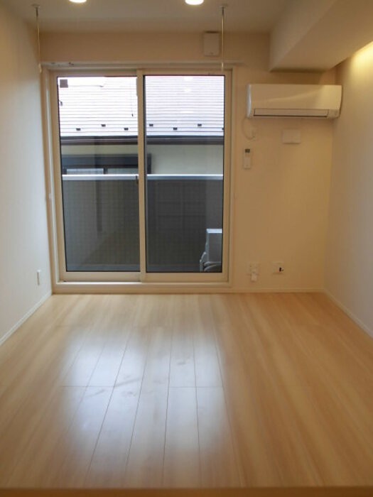 居室・リビング　エアコン付きの明るい室内です。