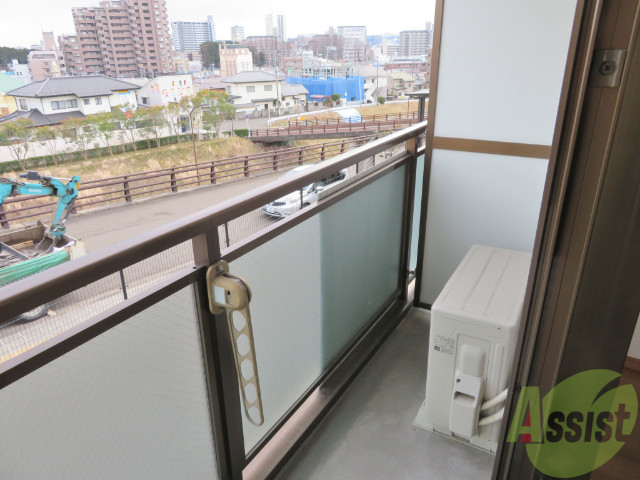 バルコニー　バルコニーも、こんなに広々としております。