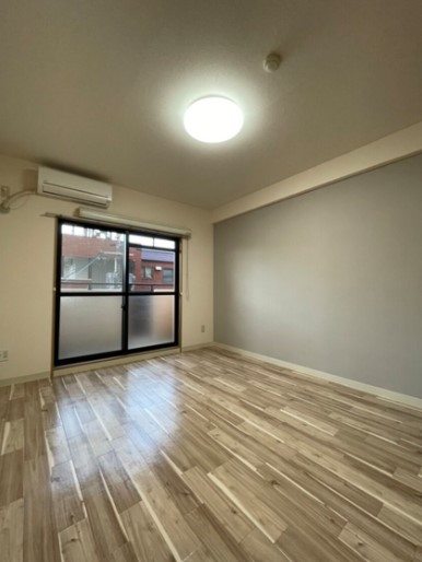 居室・リビング　内装は別部屋の参考写真です。