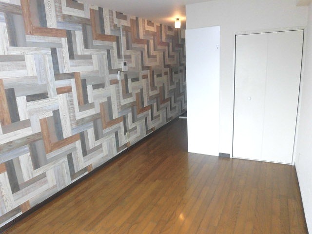 居室・リビング　壁紙がオシャレなお部屋です。