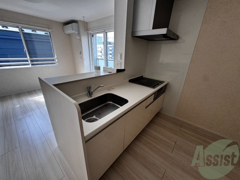 キッチン　こちらはキッチンです。広々としたキッチンですね。